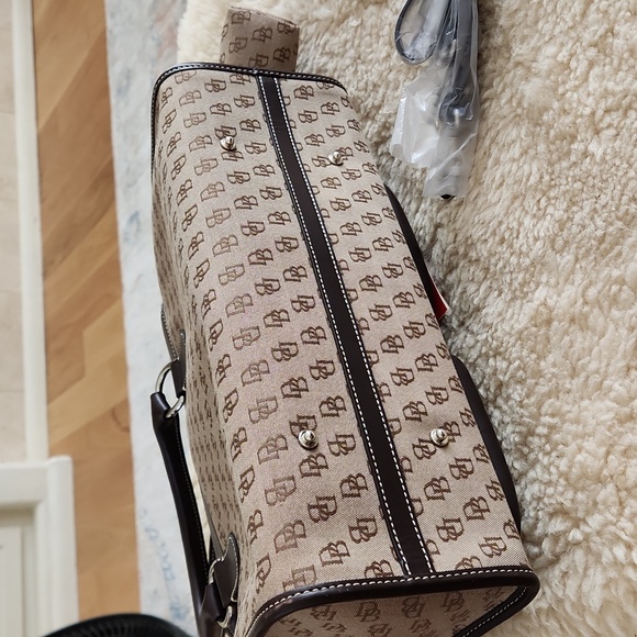 Beautiful NWT Dooney & Bourke Large Double Pocket Signature Tote Set 🤎👜 - Picture 9 of 17